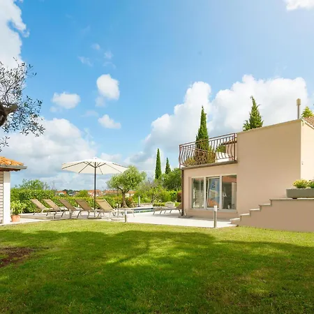 Holiday home Rosy *